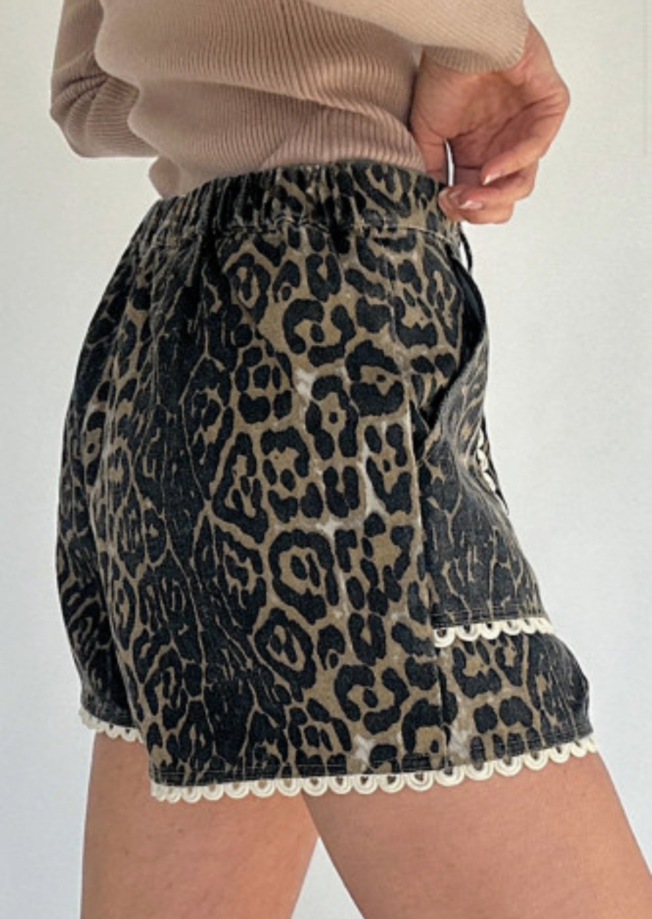 DEVON LEOPARD SCALLOP SHORTS