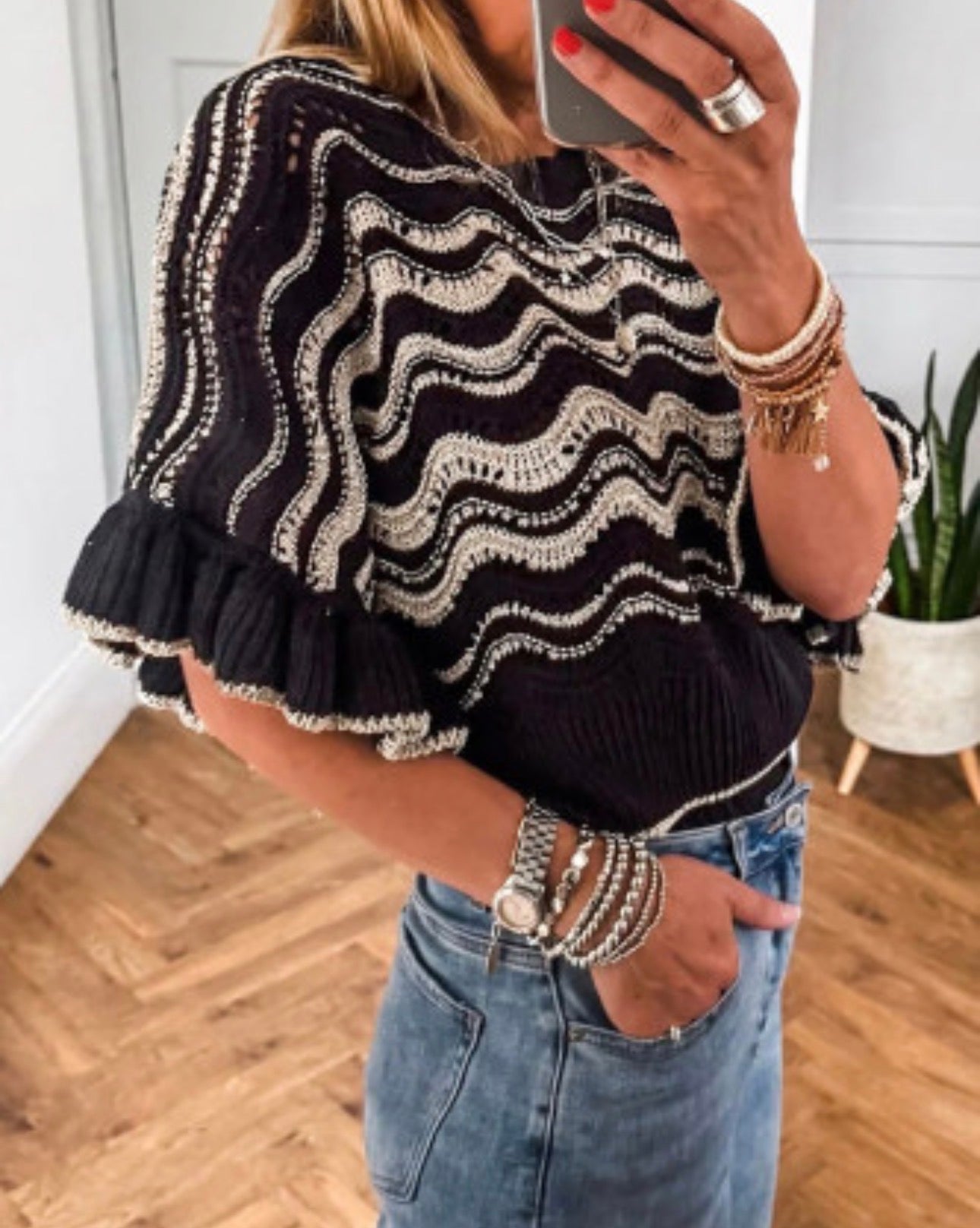 BLACK AND CREAM WAVY CROCHET SWEATER